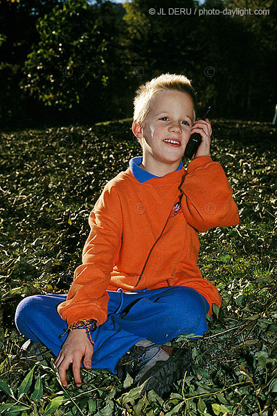 petit garon dans les feuilles - little boy in leaves